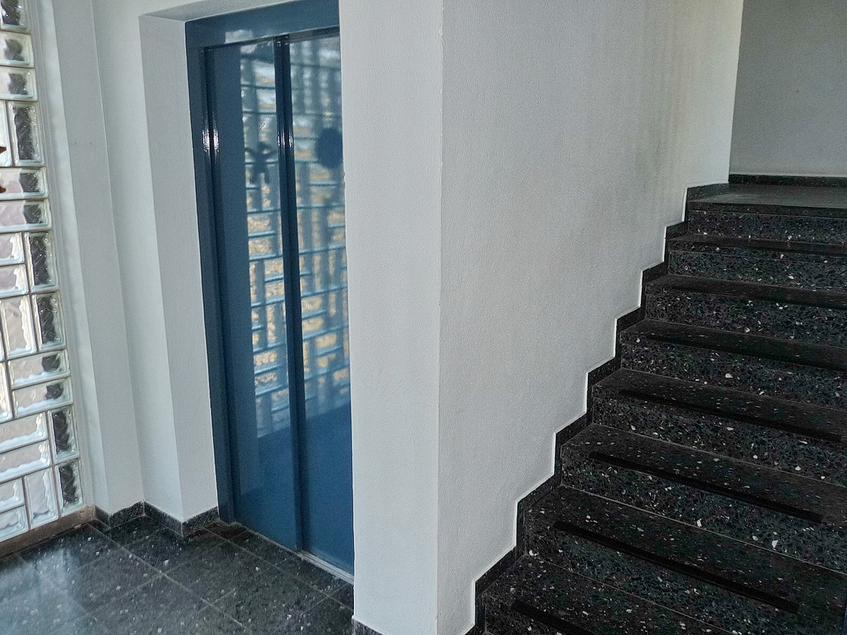 Aufzug u Treppe