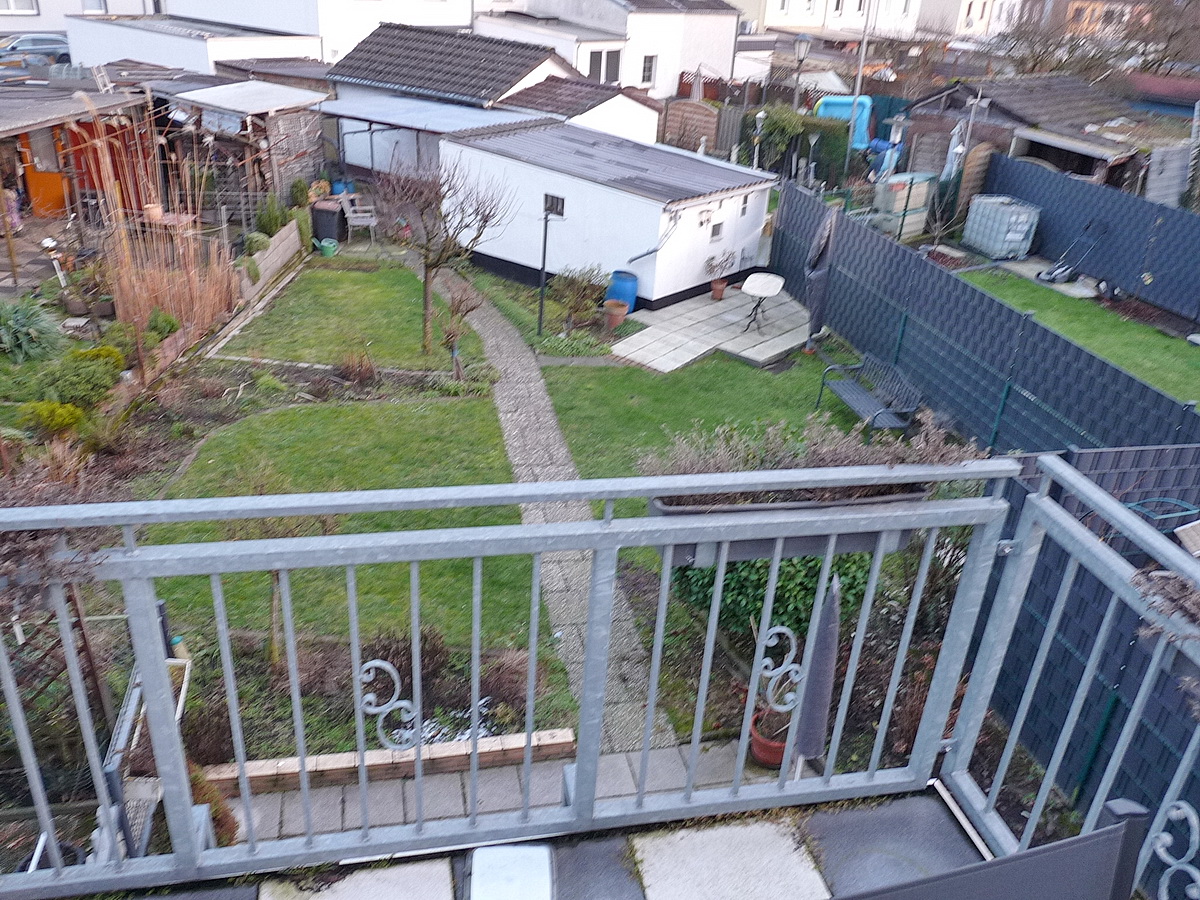 Garten mit Garage