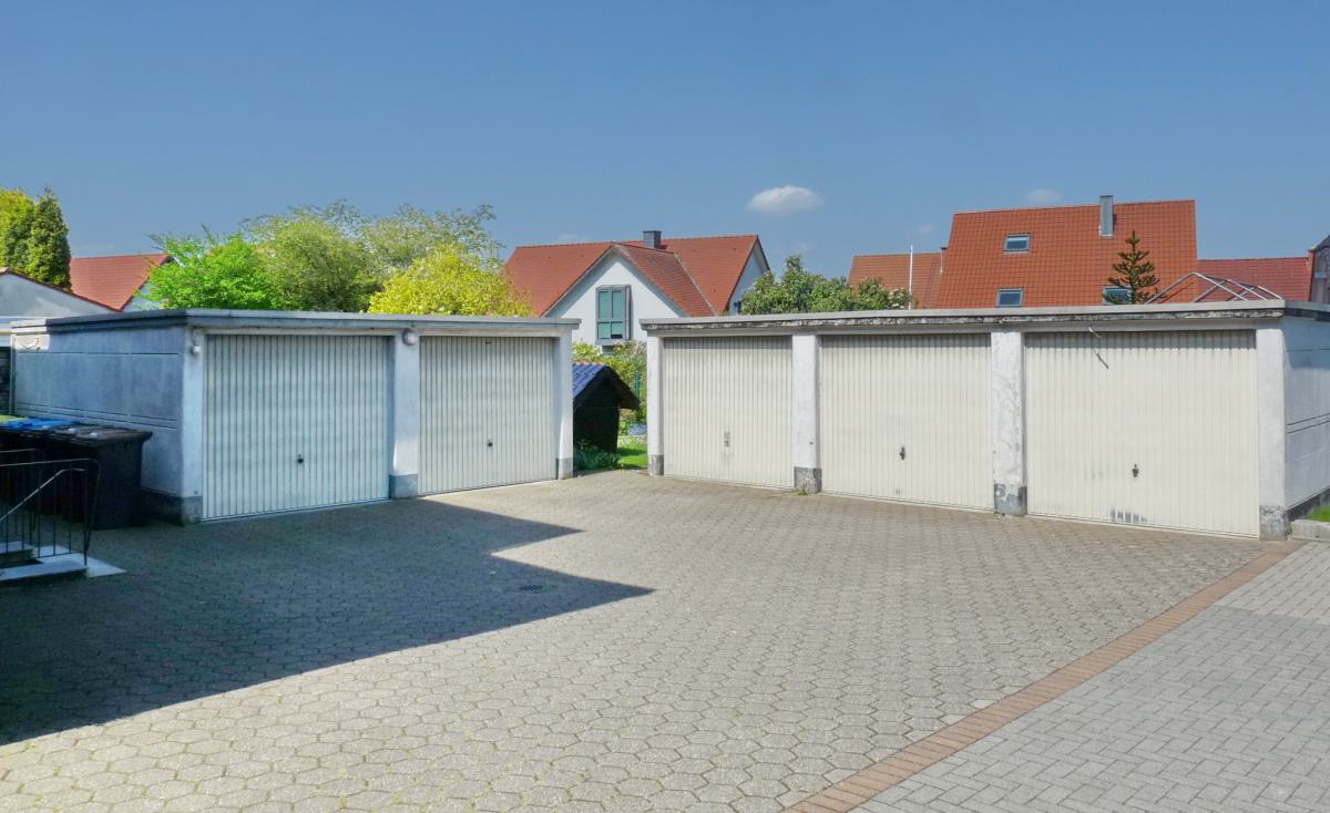 Hoffläche mit Garagen