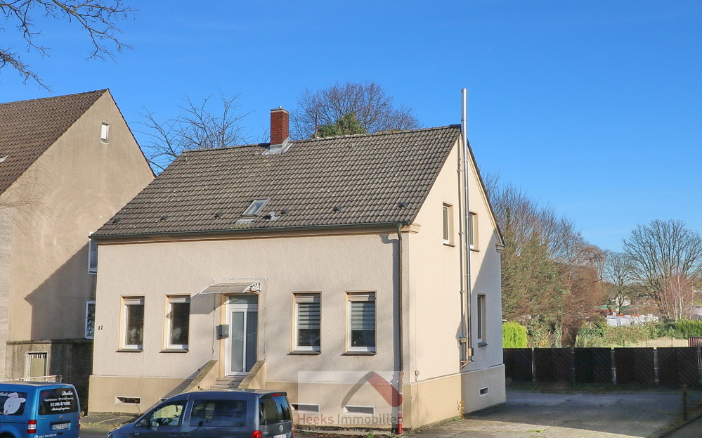 frei stehendes Wohnhaus mit großem Grundstück in Disteln