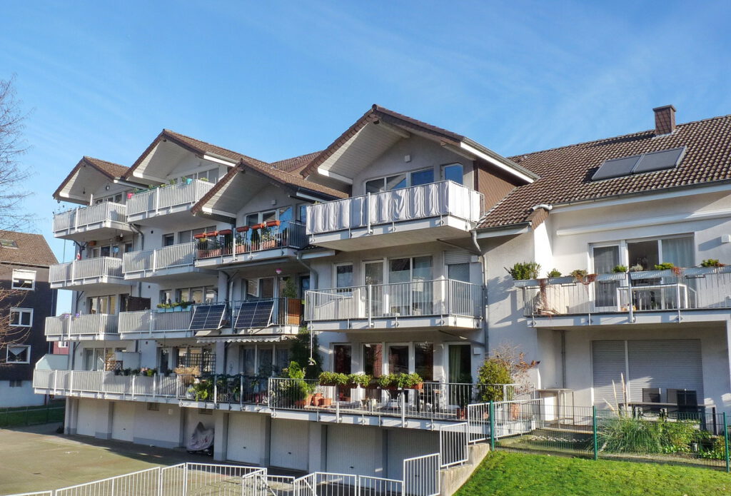 moderne 2,5-Zi.-Whg. (1. OG) mit Balkon und PKW-Stellplatz