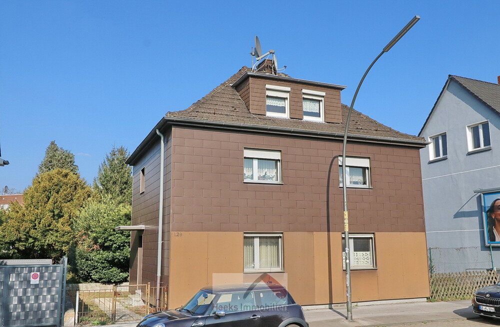 sanierungsbedürftiges 2FH mit Garagen
